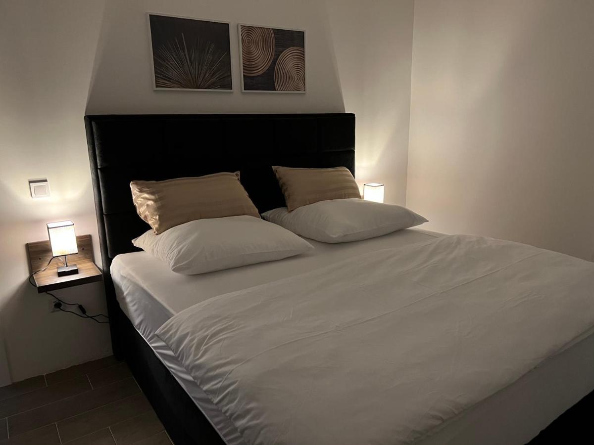 Madamik Apartments Bijela Bagian luar foto