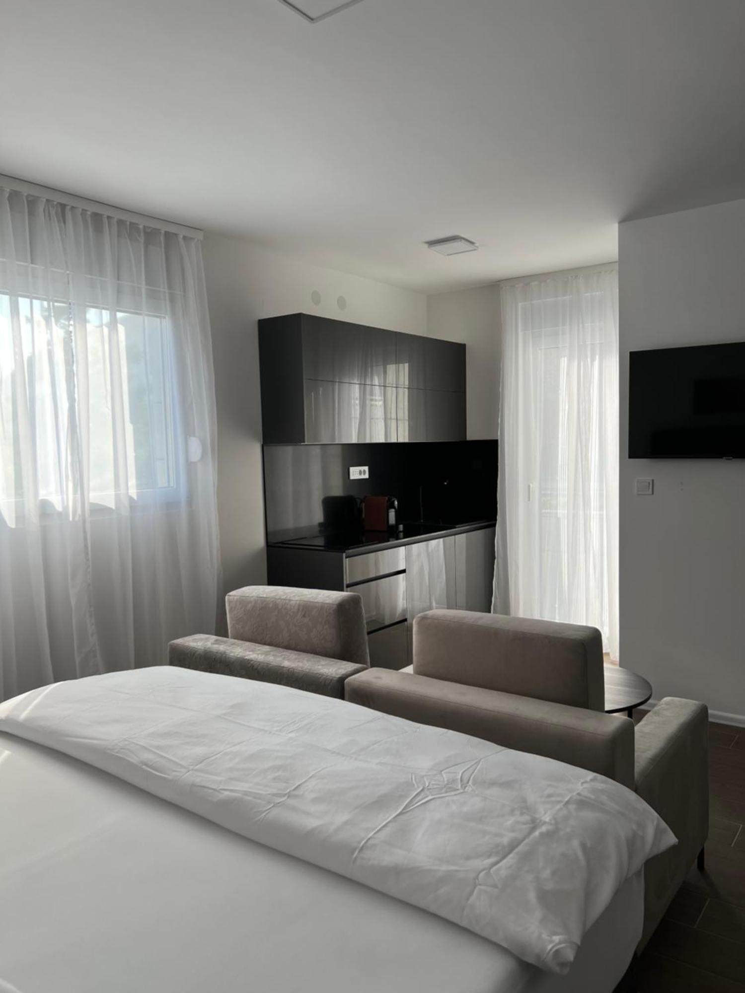 Madamik Apartments Bijela Bagian luar foto